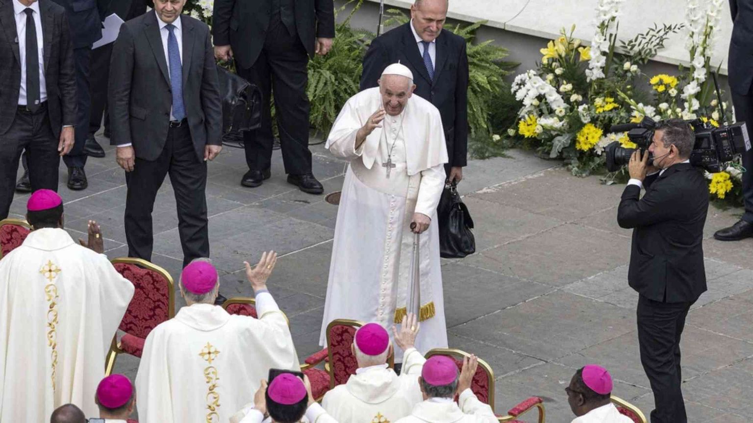 Il Papa: camminare insieme, l'esclusione dei migranti è criminale
