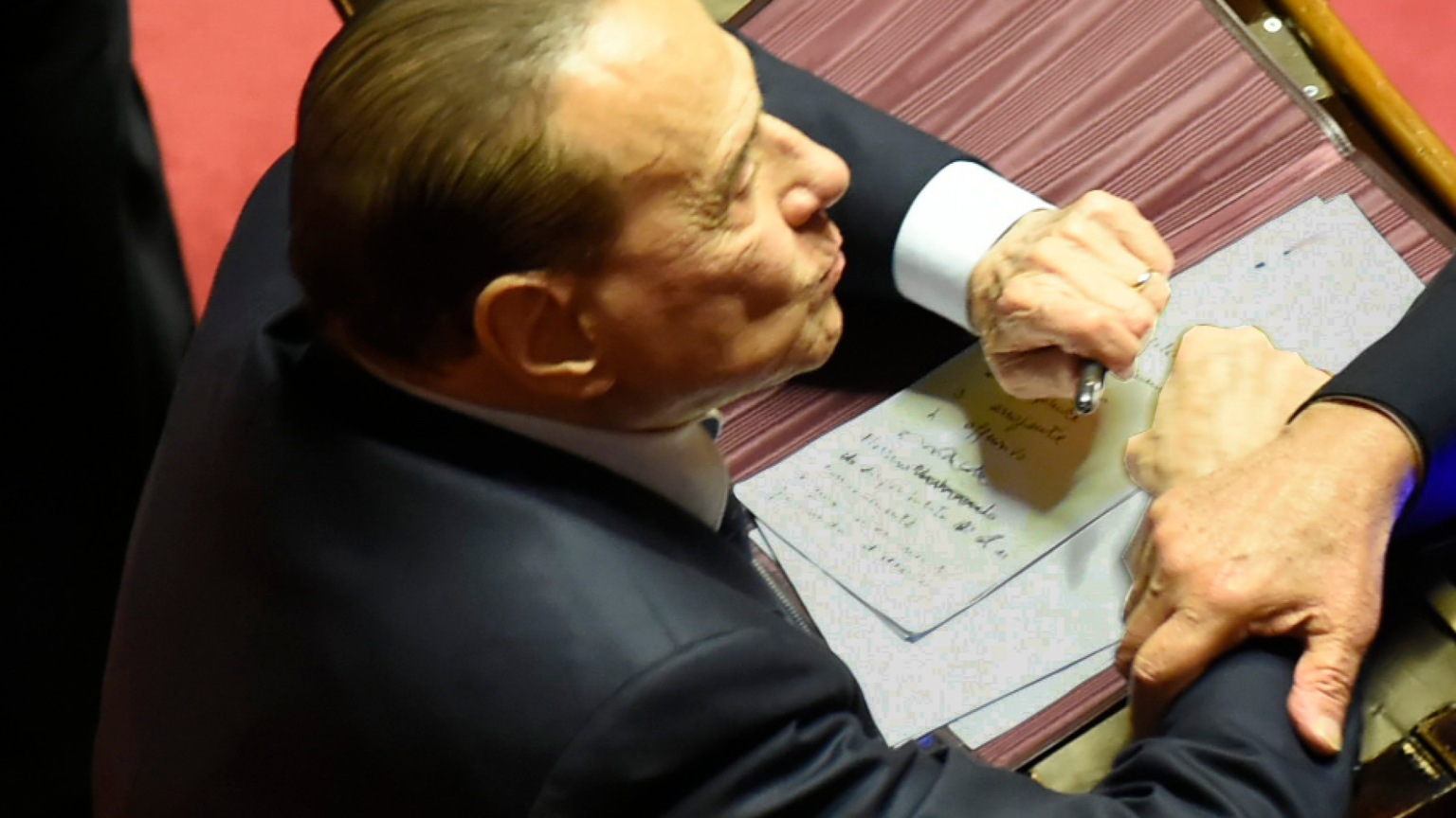 Il "promemoria" del Cav: Giorgia arrogante, ma deve passare da noi