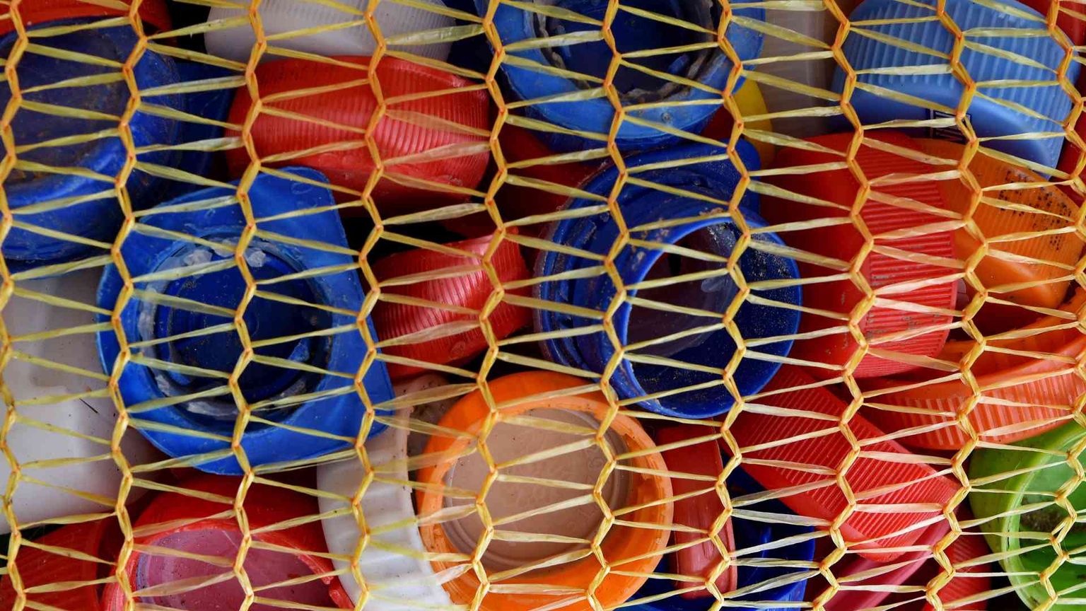 Le bollette mandano in crisi anche il riciclo della plastica