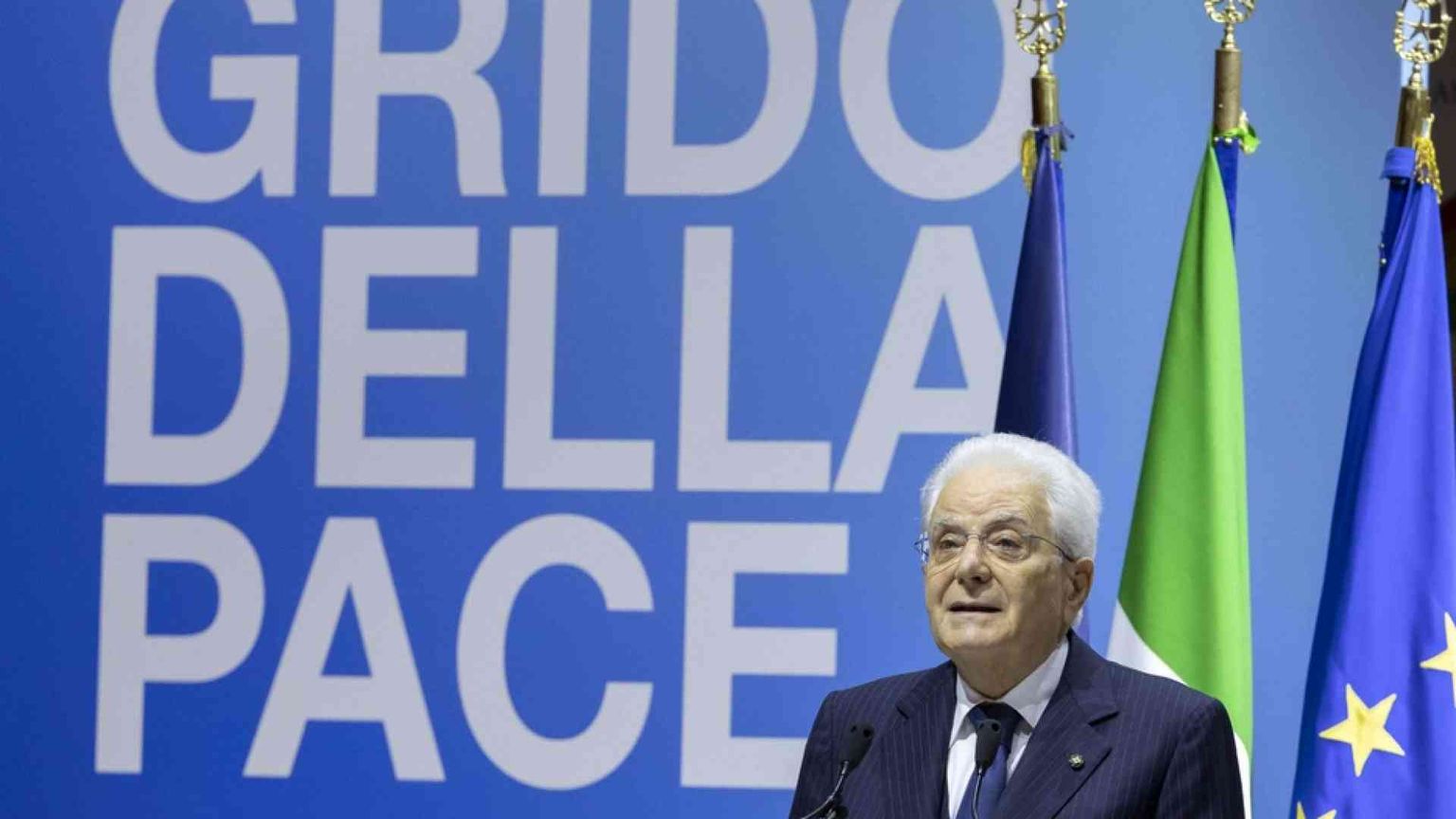 Mattarella, Macron e Zuppi per la pace: "La guerra, sfida ai nostri valori"