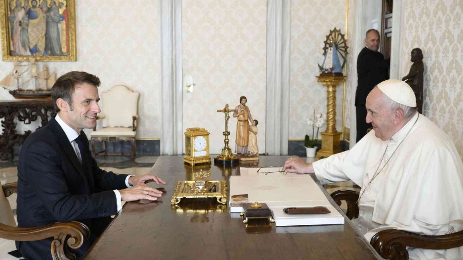 Macron da Francesco per quasi un'ora, al centro la crisi umanitaria in Ucraina