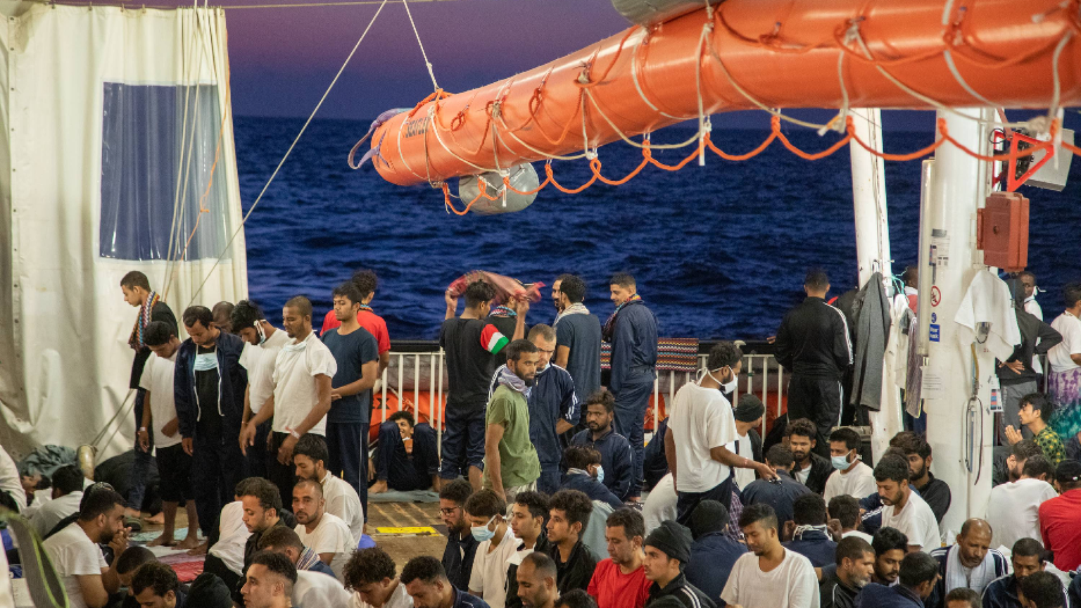 Naufragio nell'Egeo, «decine di dispersi». Tre navi di Ong di attesa di porto