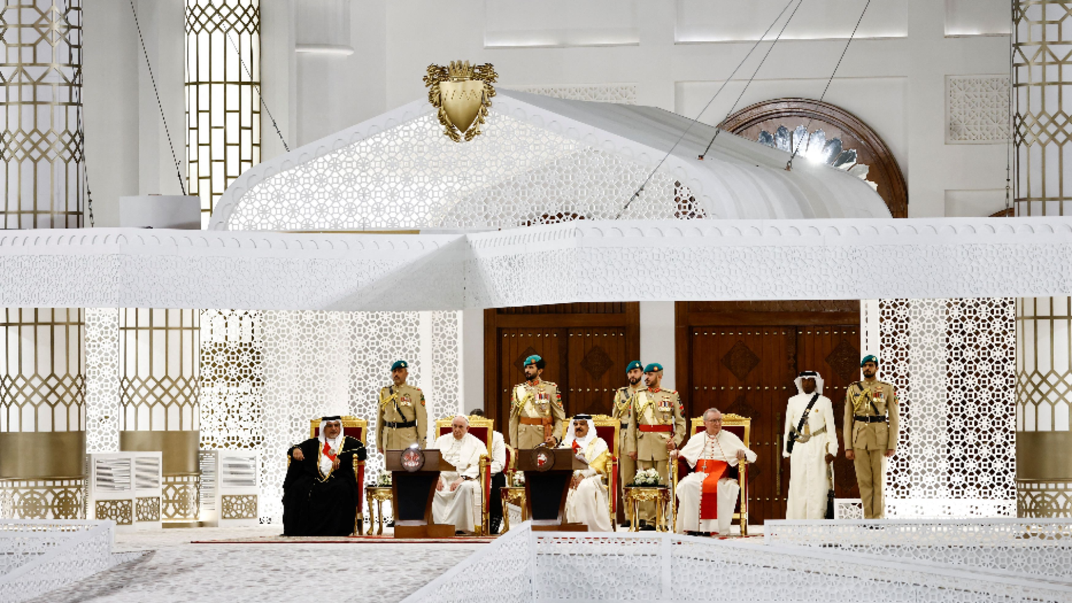 L'appello del Papa in Bahrein: «Tacciano le armi, la guerra è mostruosa»