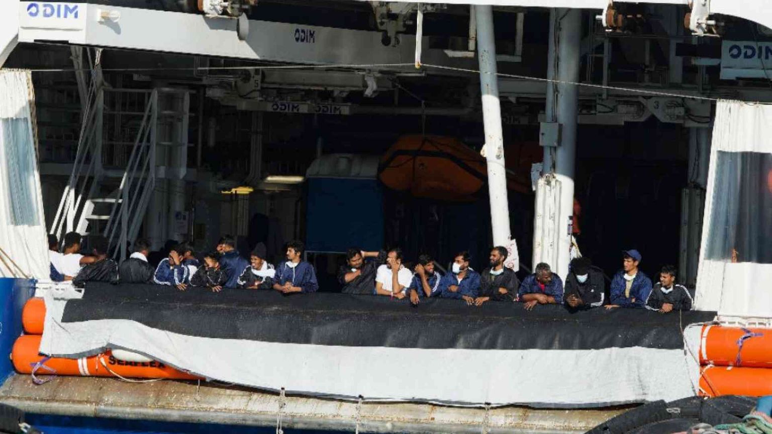 A Catania centinaia di naufraghi in attesa sulle navi. Tre si buttano in mare