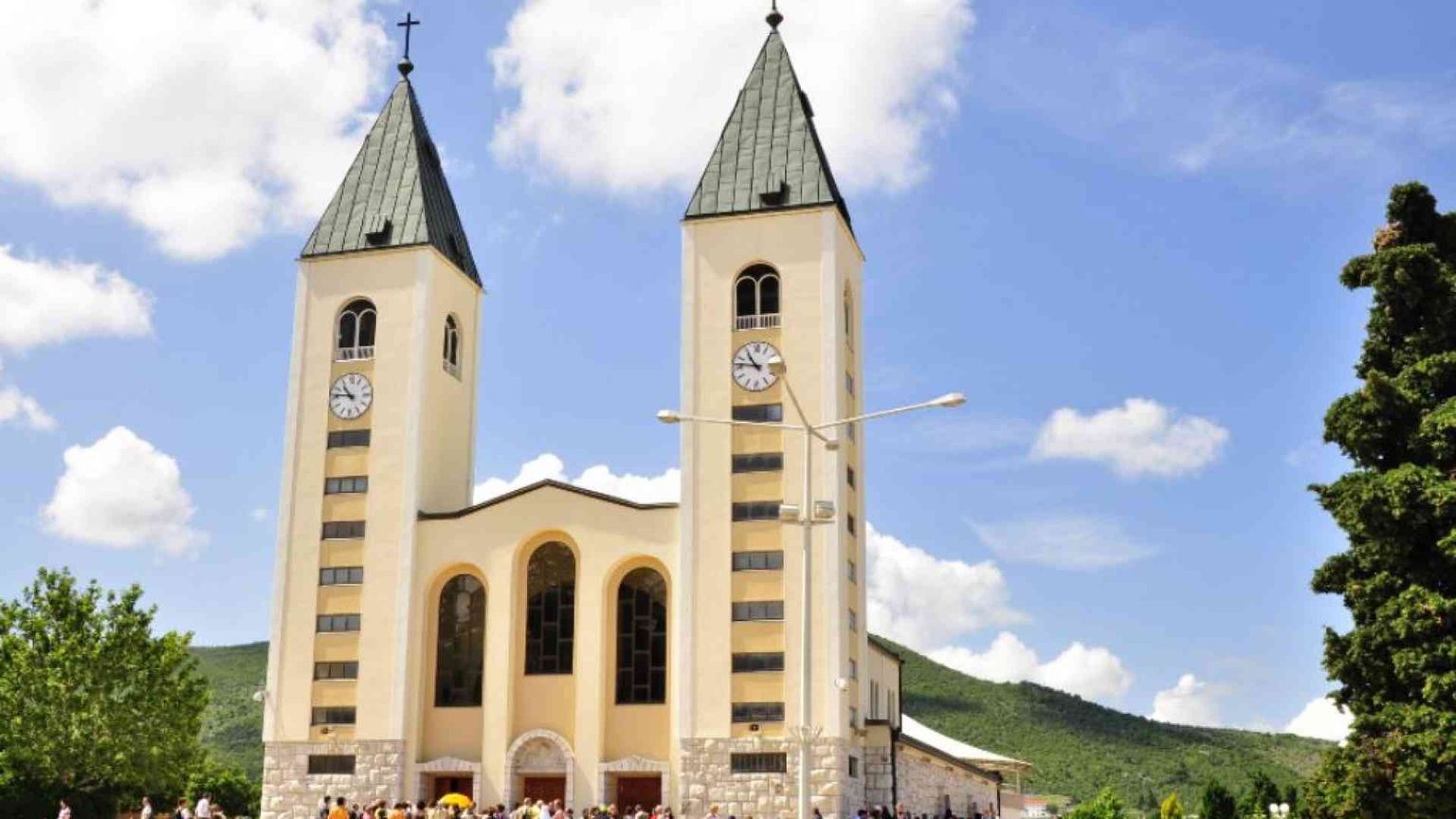 Il visitatore apostolico Cavalli: «Medjugorje, luogo di grazia»