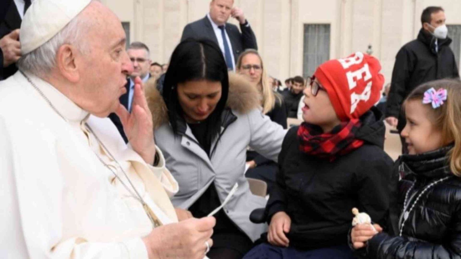Il fuoriprogramma: Paolo torna dal Papa durante l'udienza generale