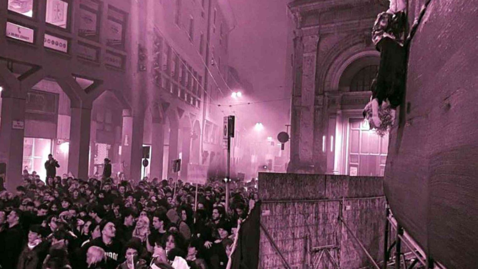 Corteo con il manichino di Giorgia Meloni a testa in giù. Condanna bipartisan