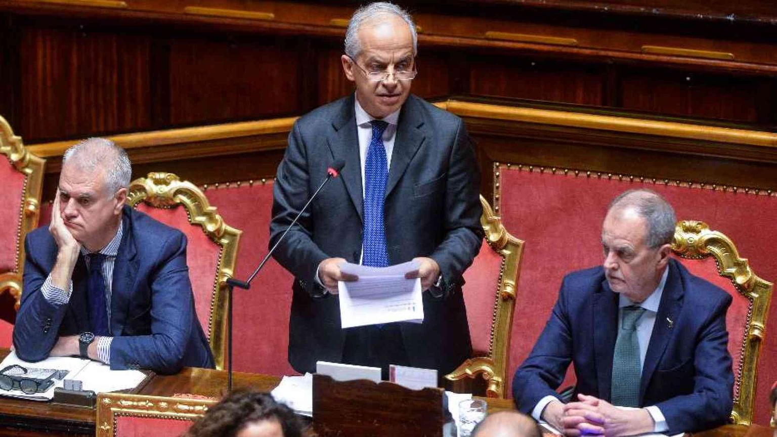 Piantedosi in Parlamento: non si entra illegalmente, corridoi per i fragili