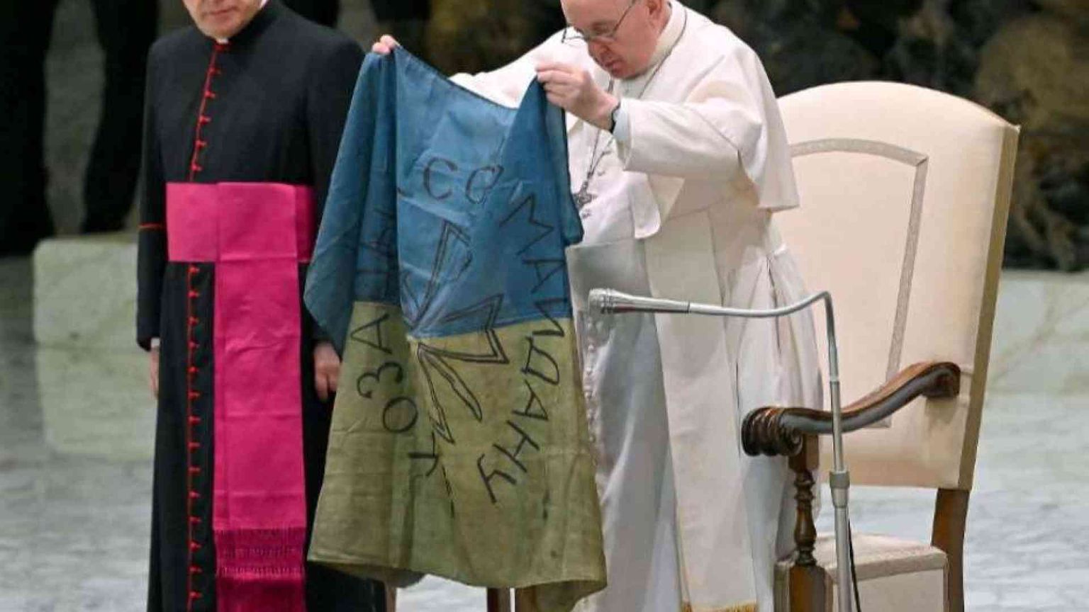 Il Papa agli ucraini: il vostro dolore è il mio. «Sono ammirato»