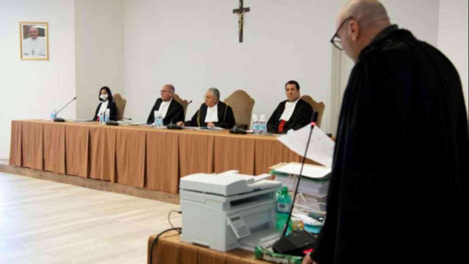 Becciu, quei messaggi ai parenti. Da Perlasca accuse e «non ricordo»