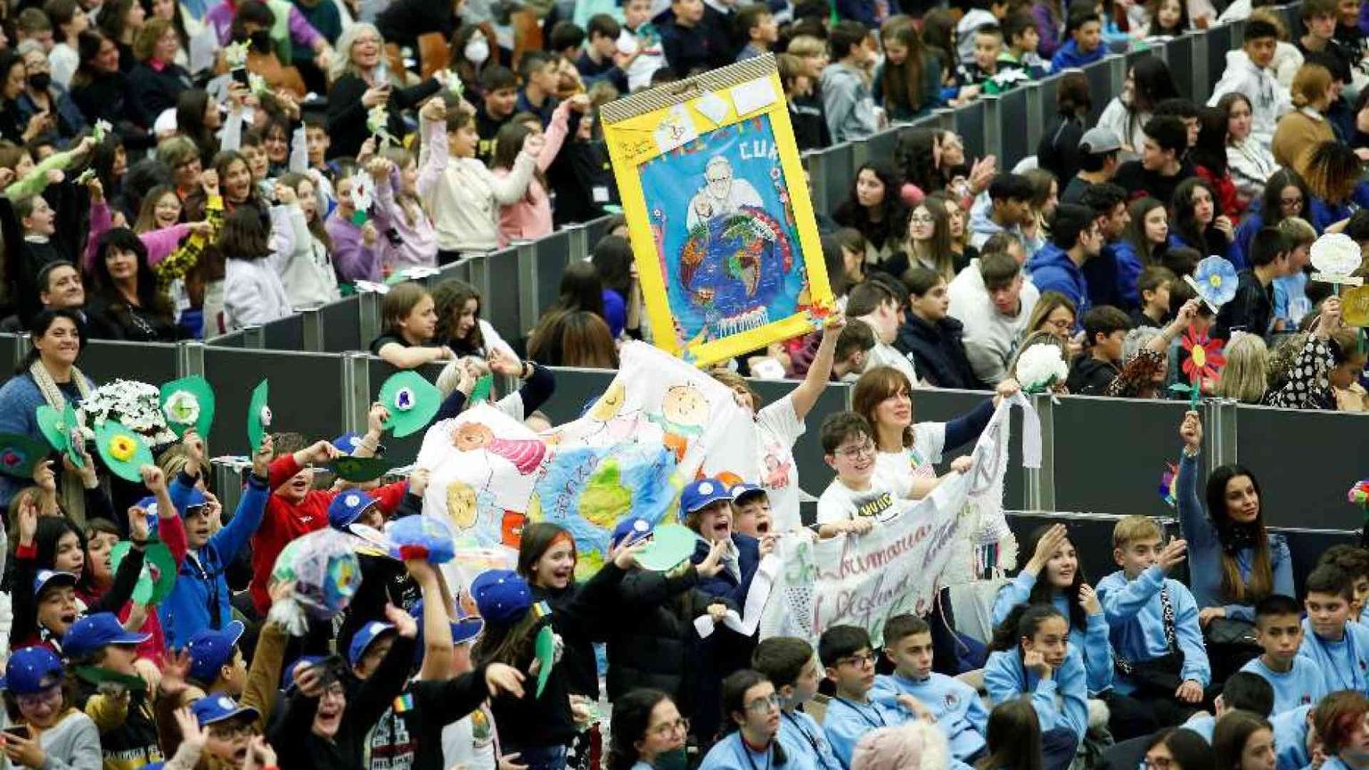 Il Papa ai giovani: diventate poeti di pace, sognate la pace