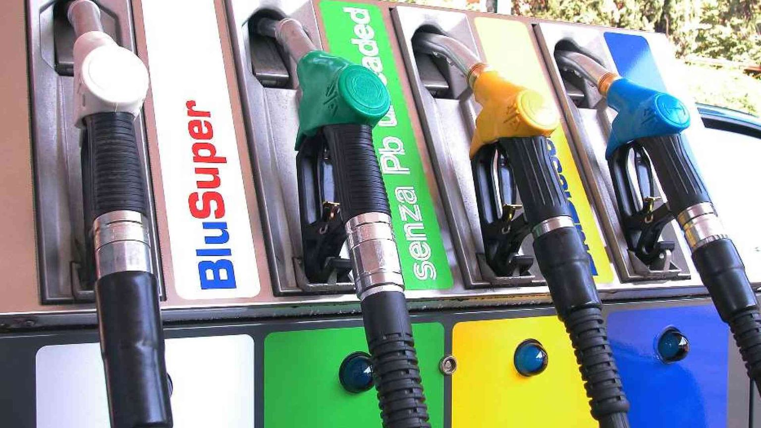 Dall'1 dicembre il prezzo di benzina e gasolio sale di 12,2 centesimi al litro