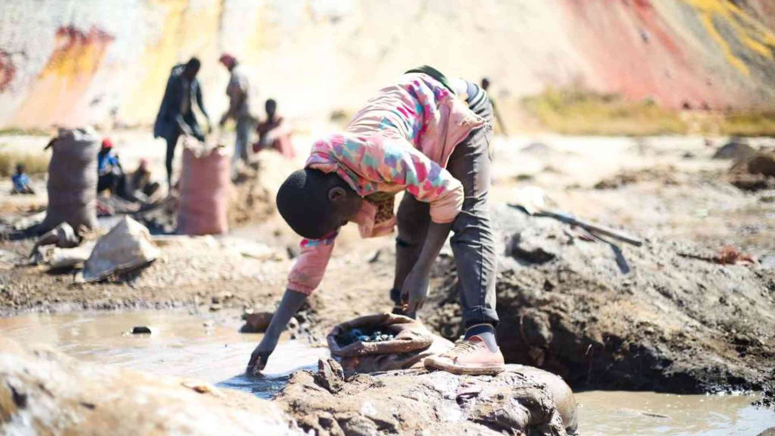 «Basta bimbi minatori»: la campagna per salvare gli schiavi del cobalto