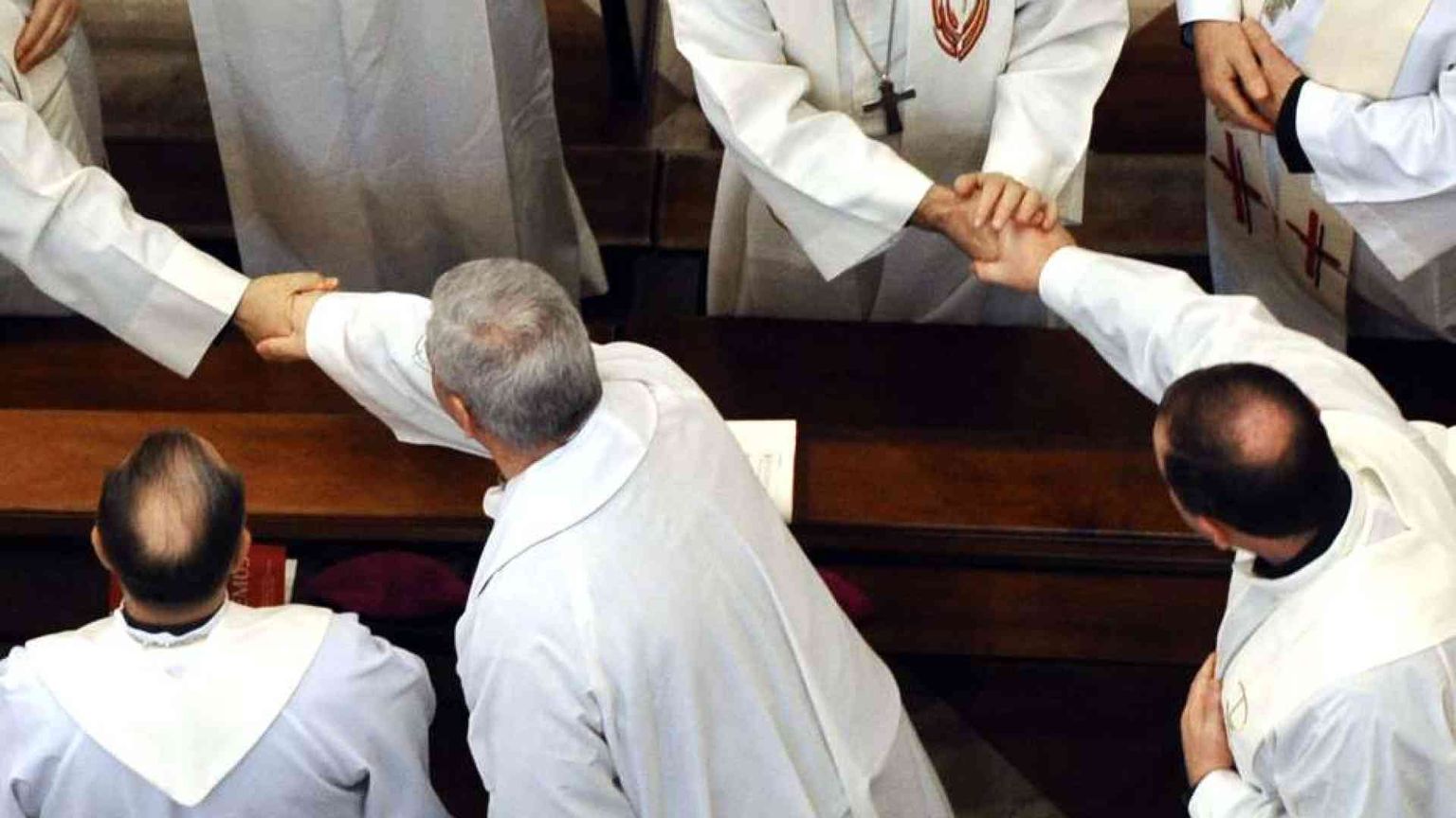 Le misure della Cei: sì alle acquasantiere e al segno della pace