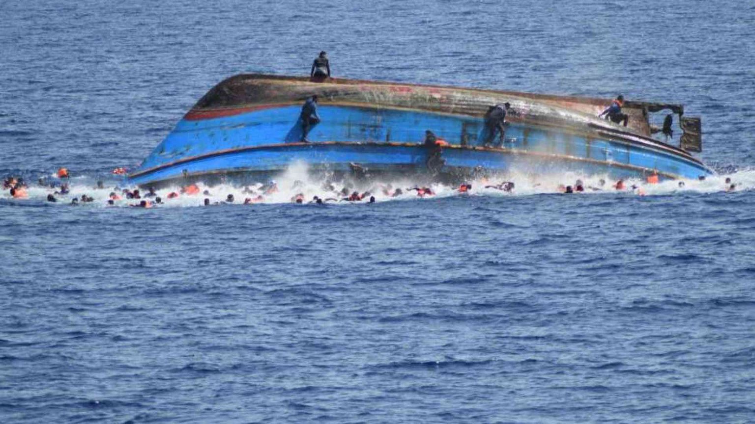 Nuovo naufragio a Lampedusa. Si ribalta barcone: 40 finiscono in mare