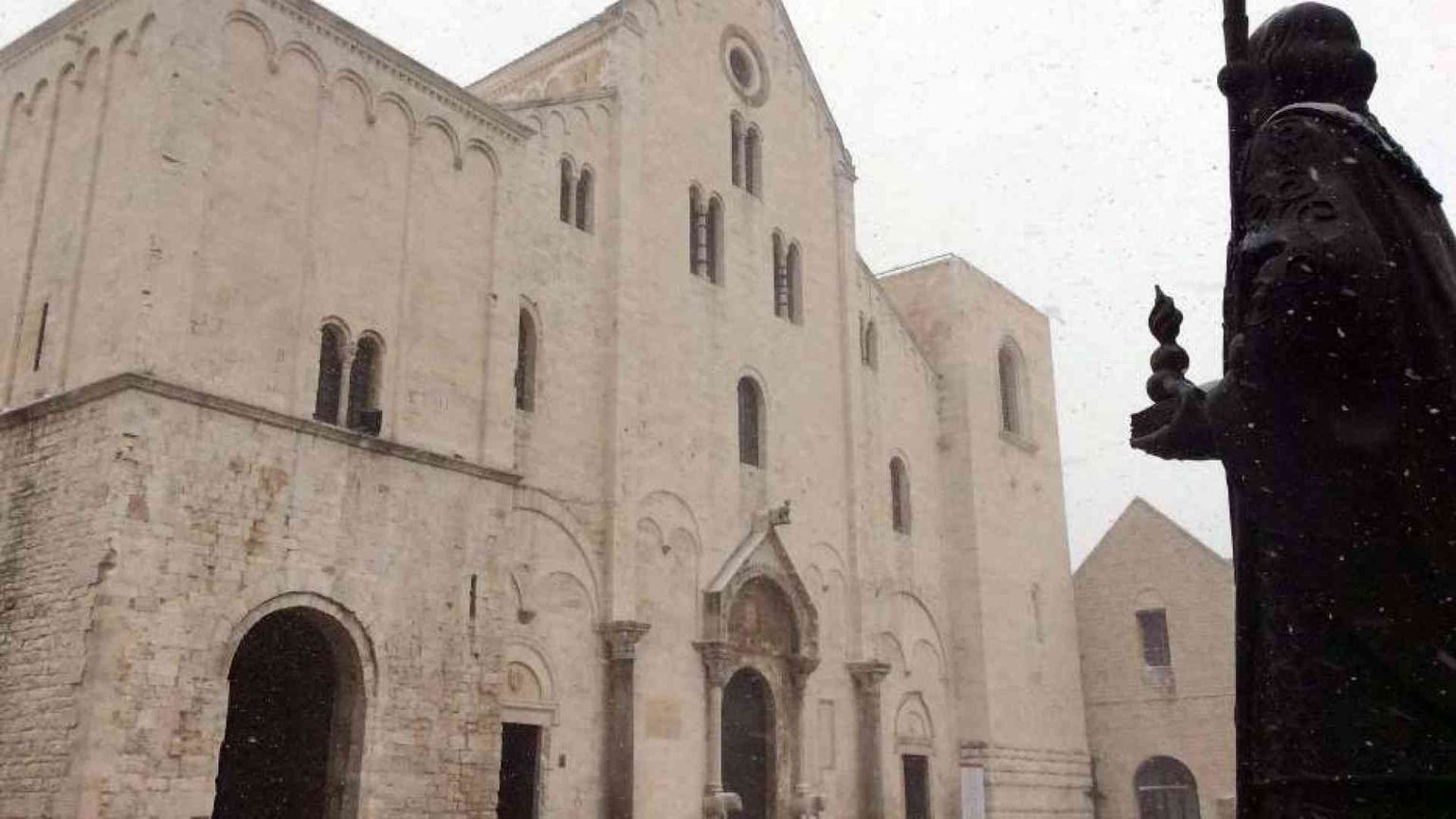 La Chiesa italiana prega per la pace sulla tomba di san Nicola a Bari