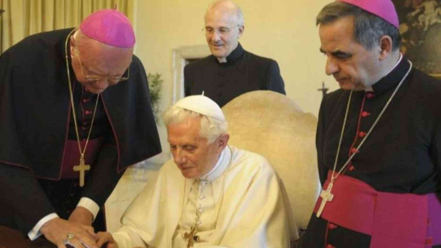 L'account Twitter del Papa, inaugurato da Benedetto XVI, ha già dieci anni