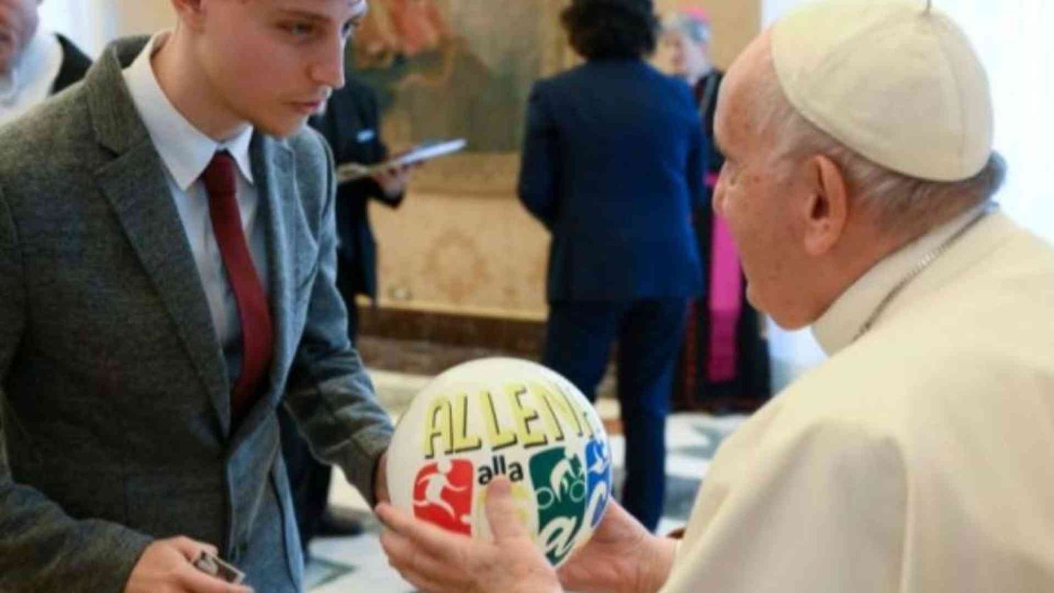 Il Papa all'Acr: guardiamo gli altri, non lo schermo del telefonino