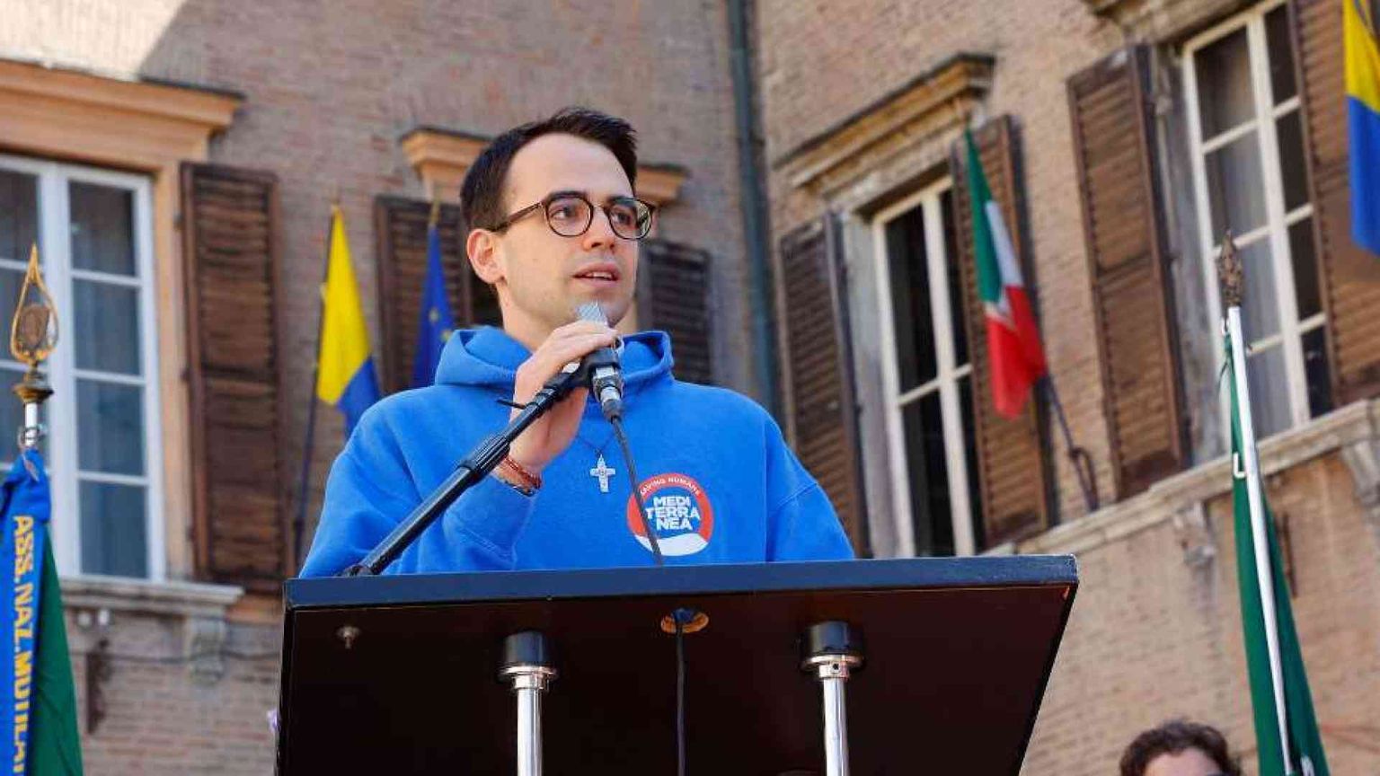 «Il prete sia silenzioso». E la procura snobba le minacce a don Mattia Ferrari