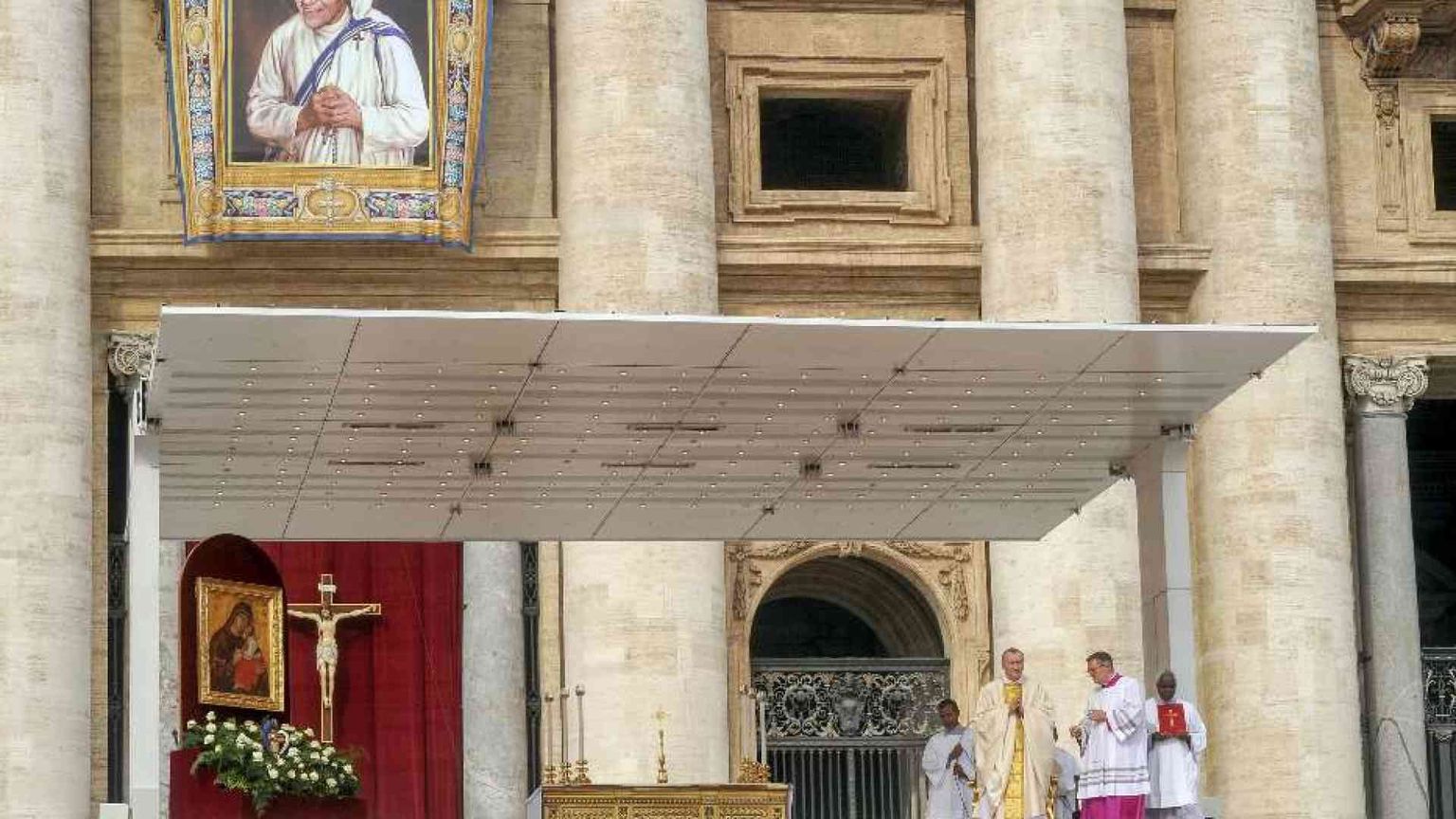 Il Papa festeggia i suoi 86 anni «premiando» l’amore ai poveri