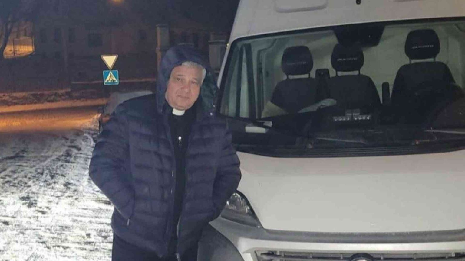 L'elemosiniere del Papa in Ucraina con i generatori e le maglie termiche