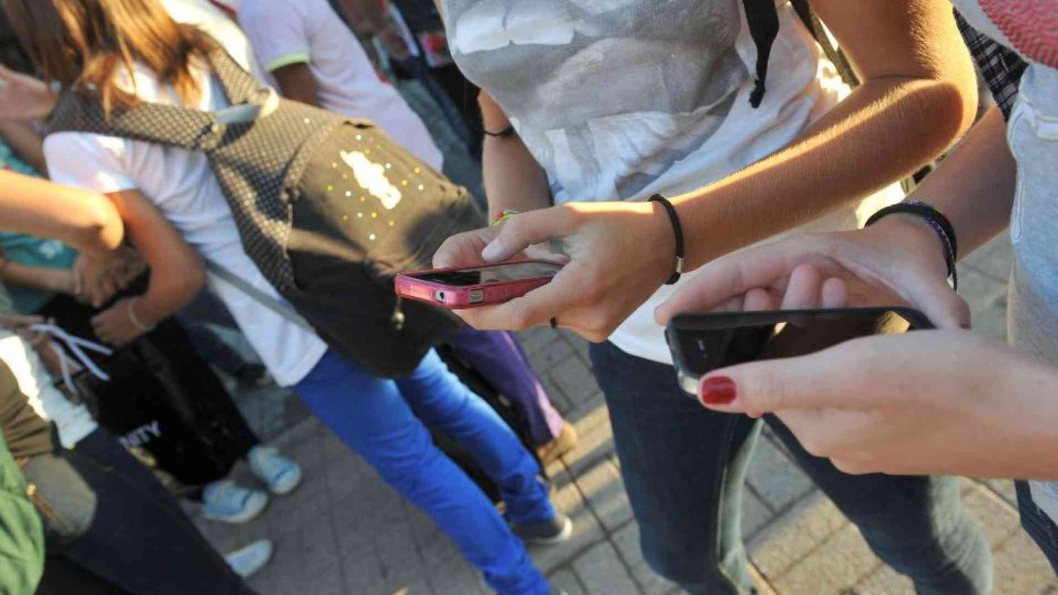 Stop ai cellulari in classe: la circolare (subito in vigore) del Ministero