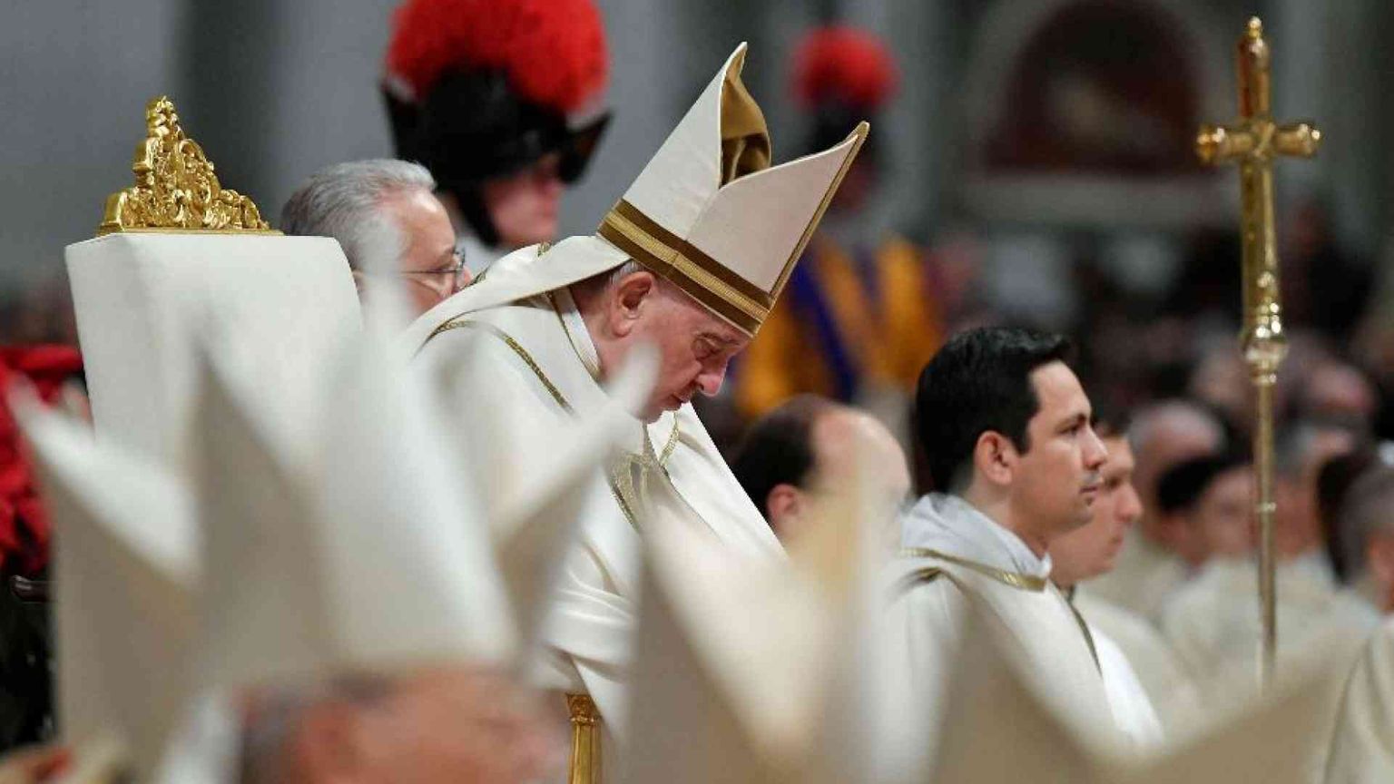 Il Papa: la mangiatoia indica che Dio è vicino, povero, concreto