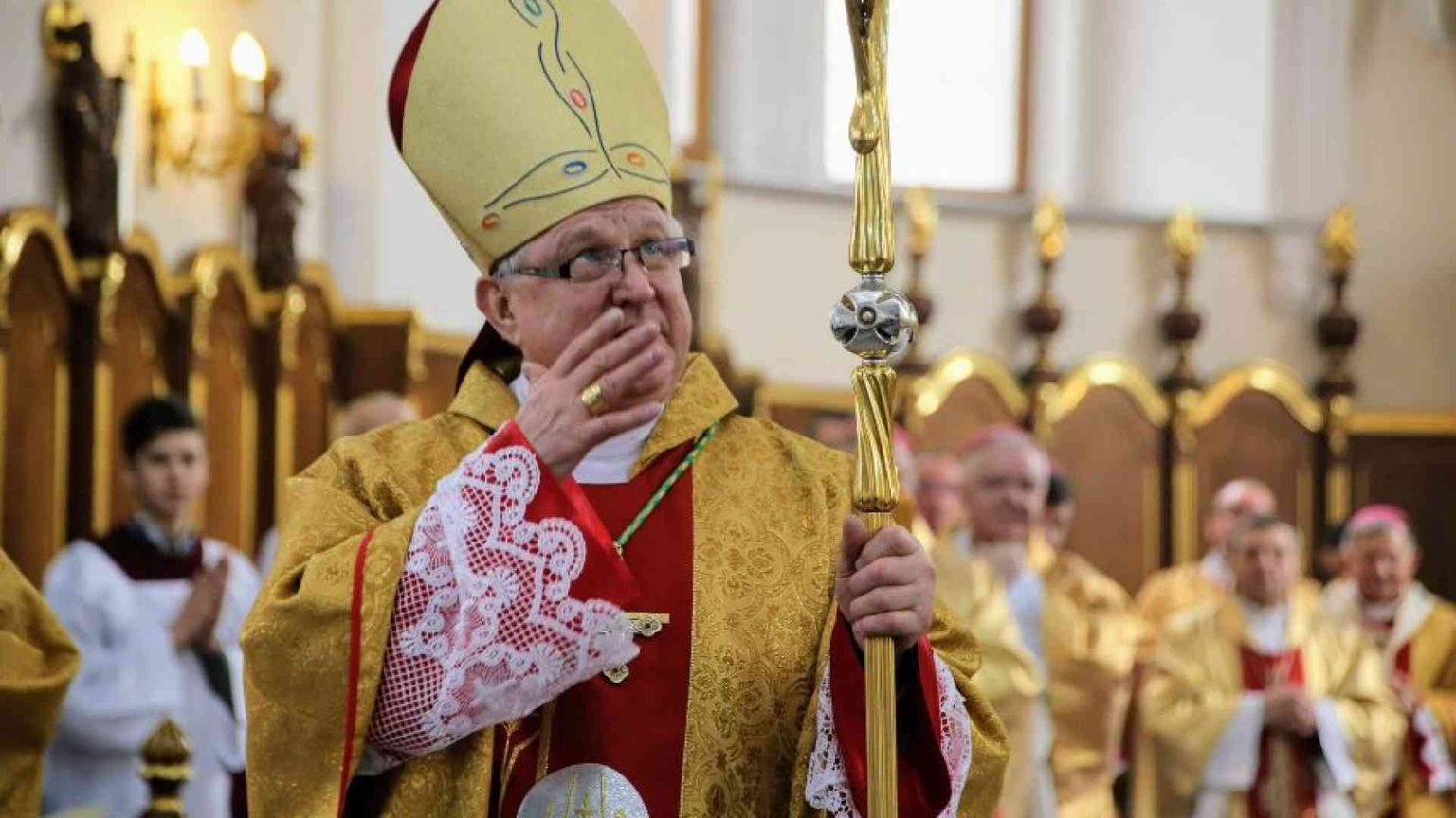 Il vescovo Szyrokoradiuk: «Due razzi colpiscono la chiesa ma non esplodono»