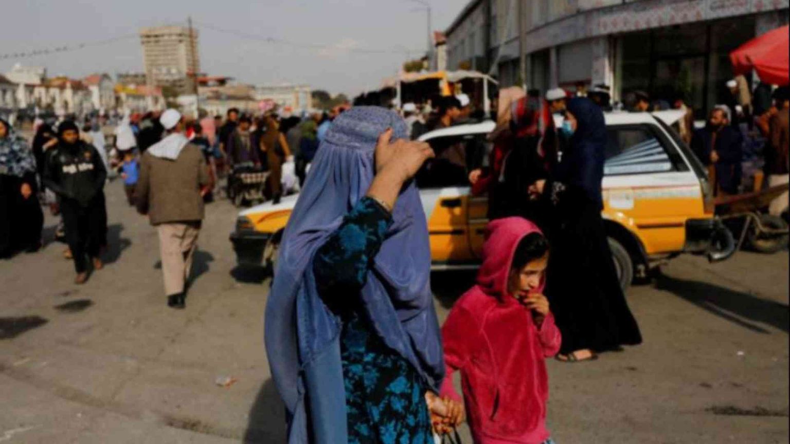 Afghanistan, i taleban cacciano le donne anche dalle Ong