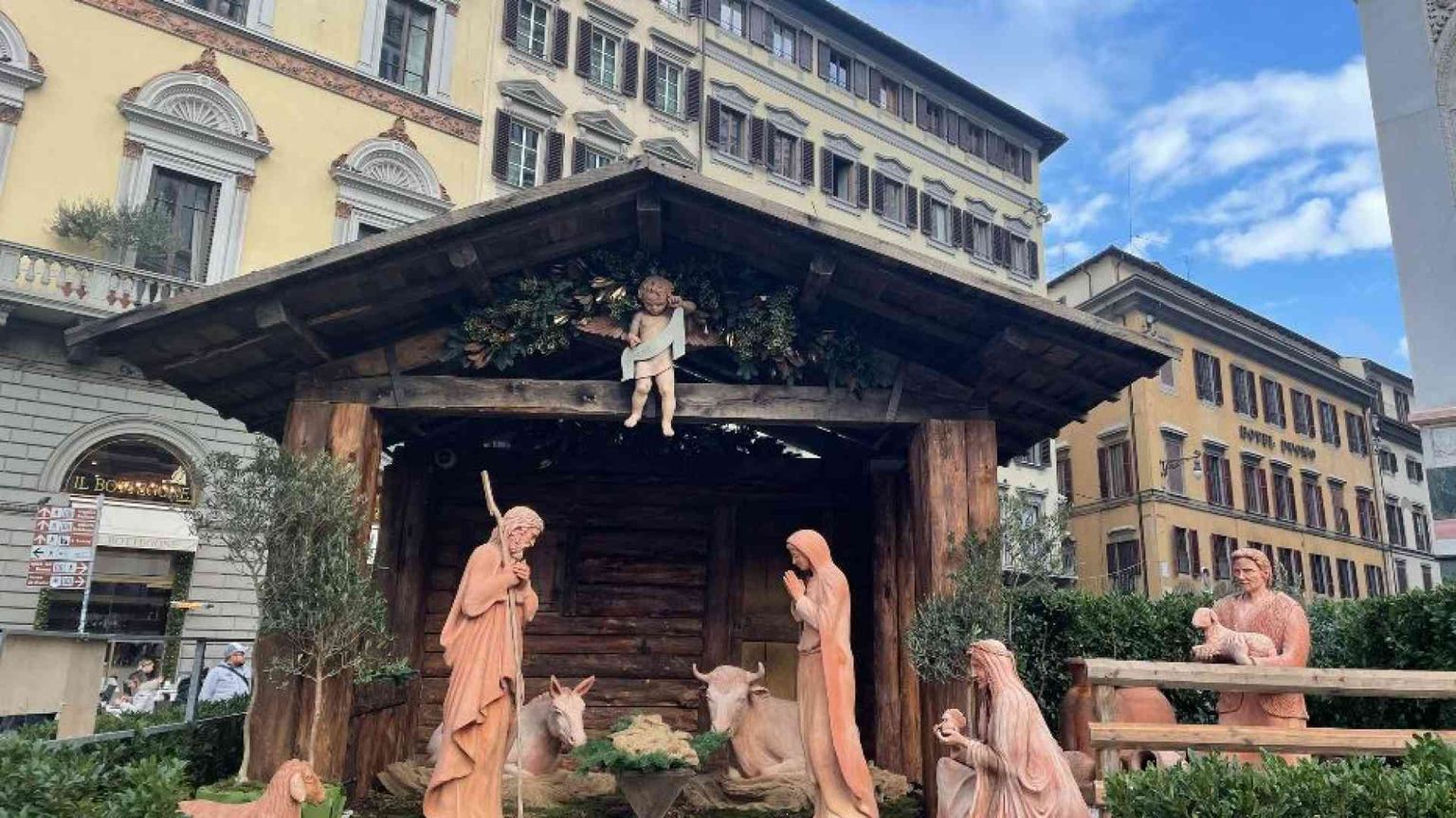 Rubata e ritrovata la statua del Bambin Gesù del presepe sul sagrato del Duomo