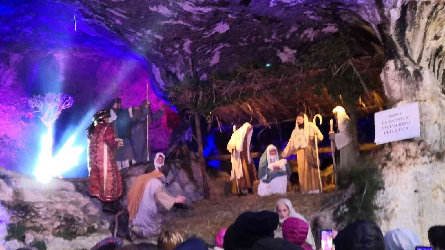Il presepe vivente nella grotta. Tutto il paese diventa Betlemme