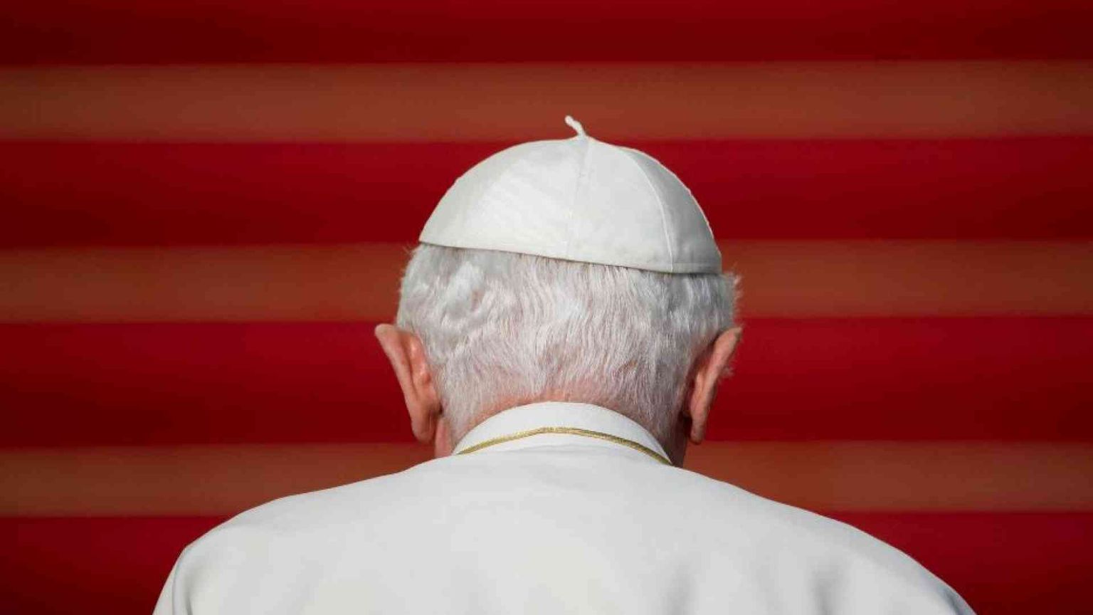 Benedetto XVI: «Attraverso con fiducia la porta oscura della morte»