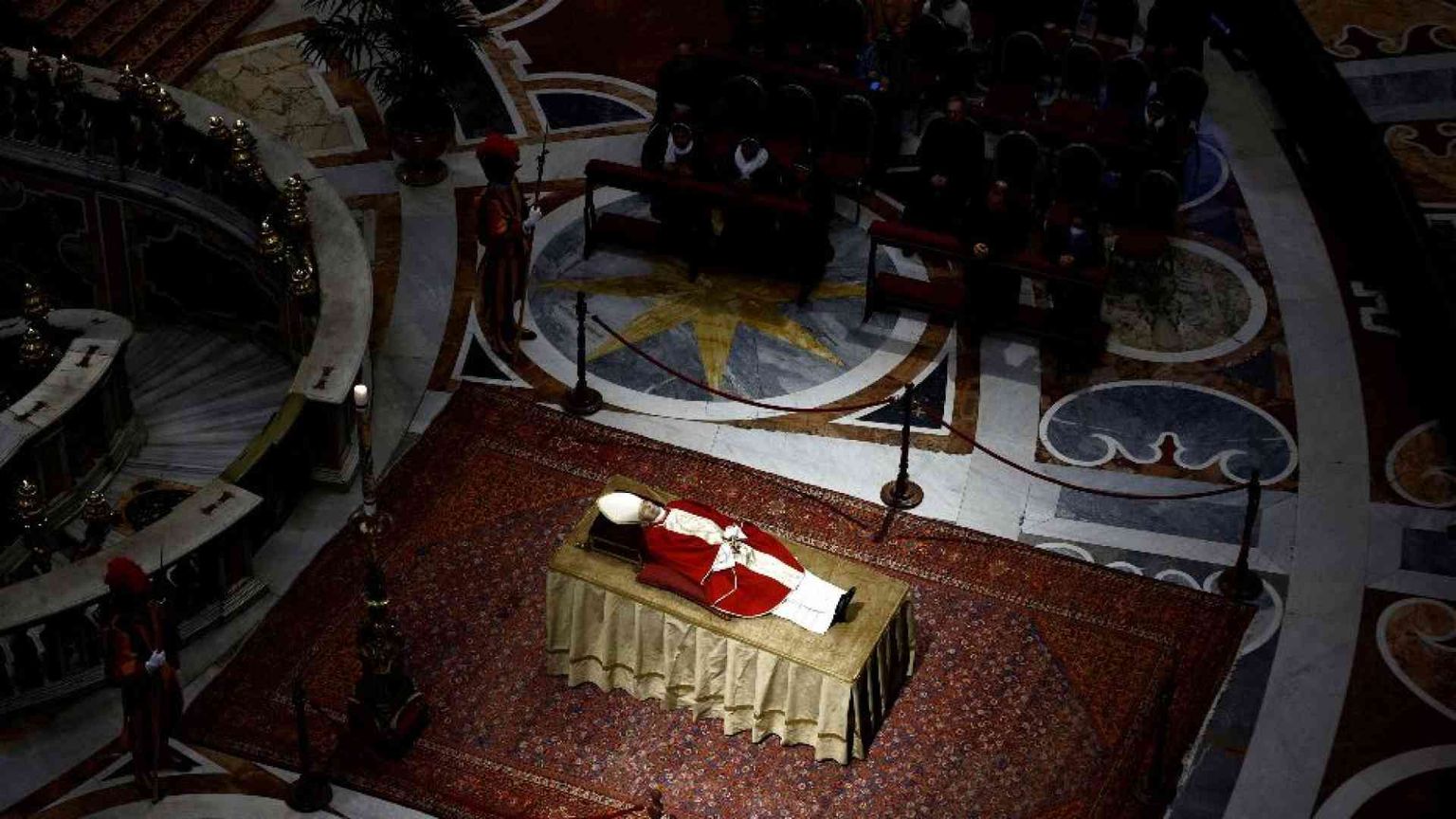 L'attesa per le esequie di Benedetto XVI