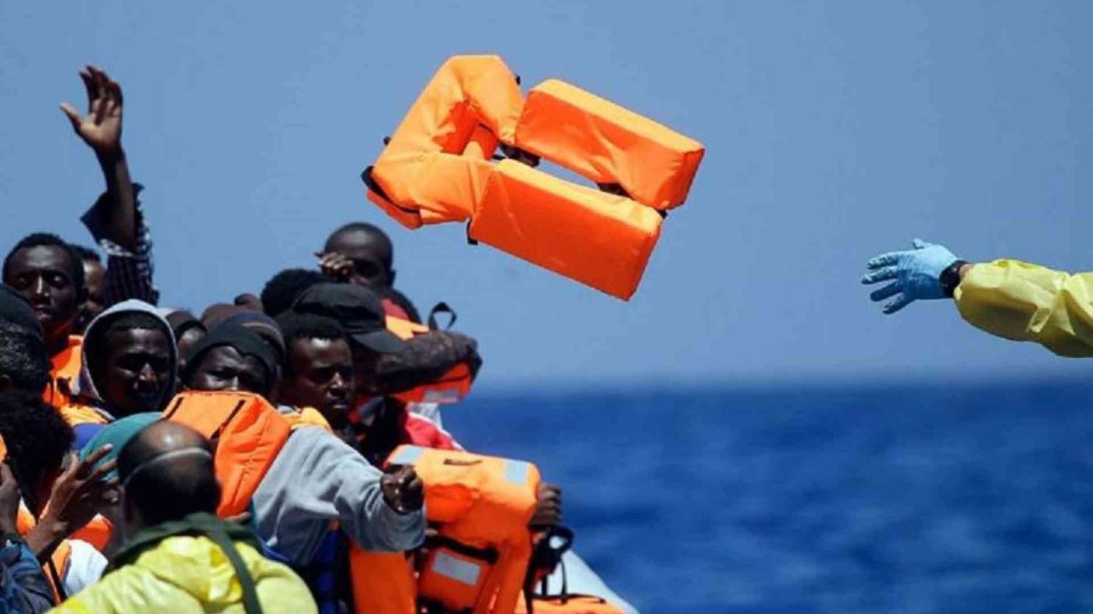 Migranti, le nuove regole Ue nel 2024. E il decreto non ferma le Ong in mare
