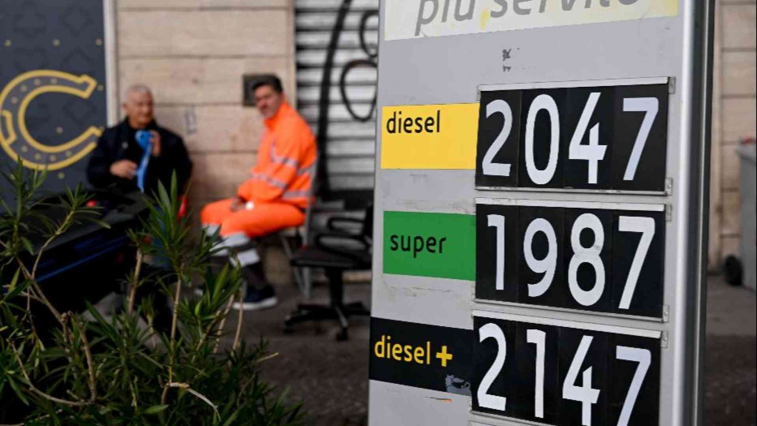 Non è la "speculazione" a mandare i carburanti oltre i 2 euro al litro