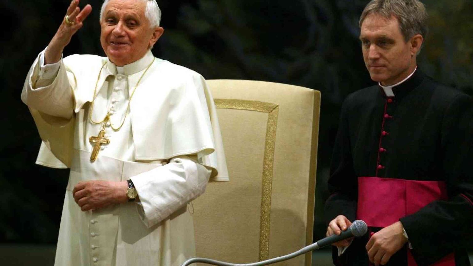 Gänswein racconta le ultime ore del Papa emerito