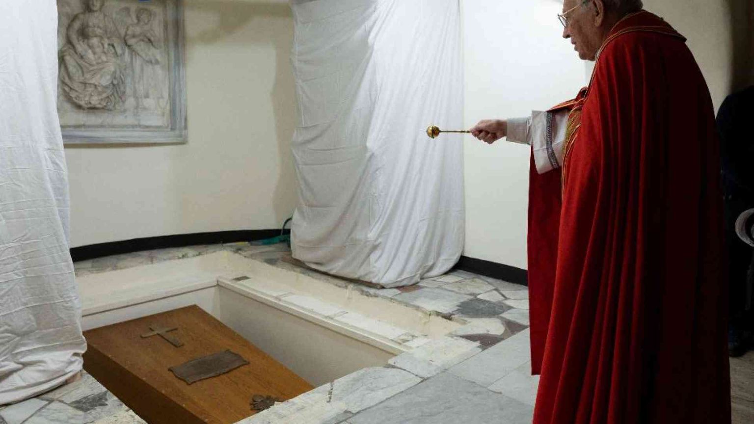 Tumulato nella tomba che ha «ospitato» Giovanni Paolo II