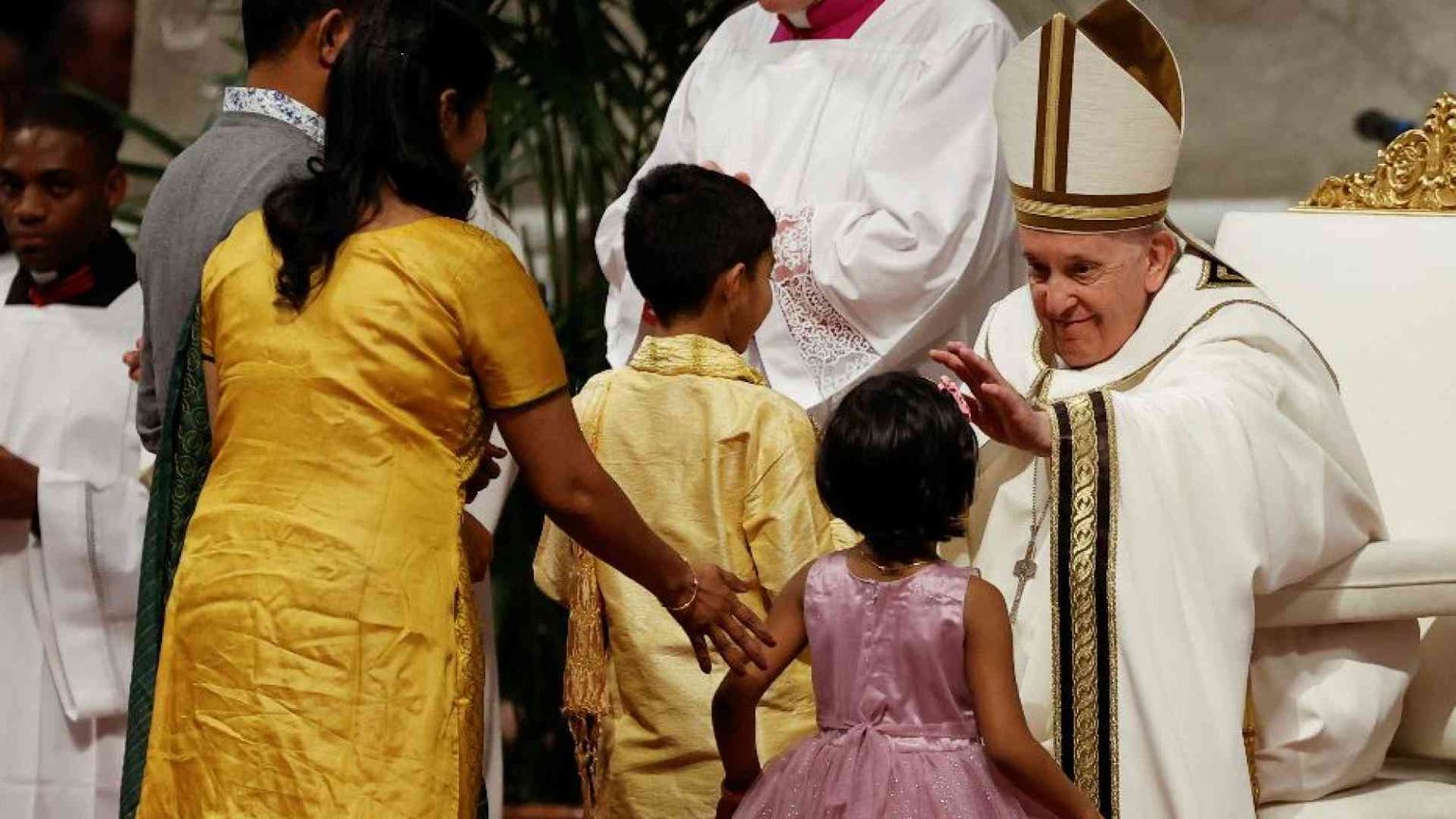 Il Papa: "Adoriamo Dio e non le logiche seducenti ma vuote del male"