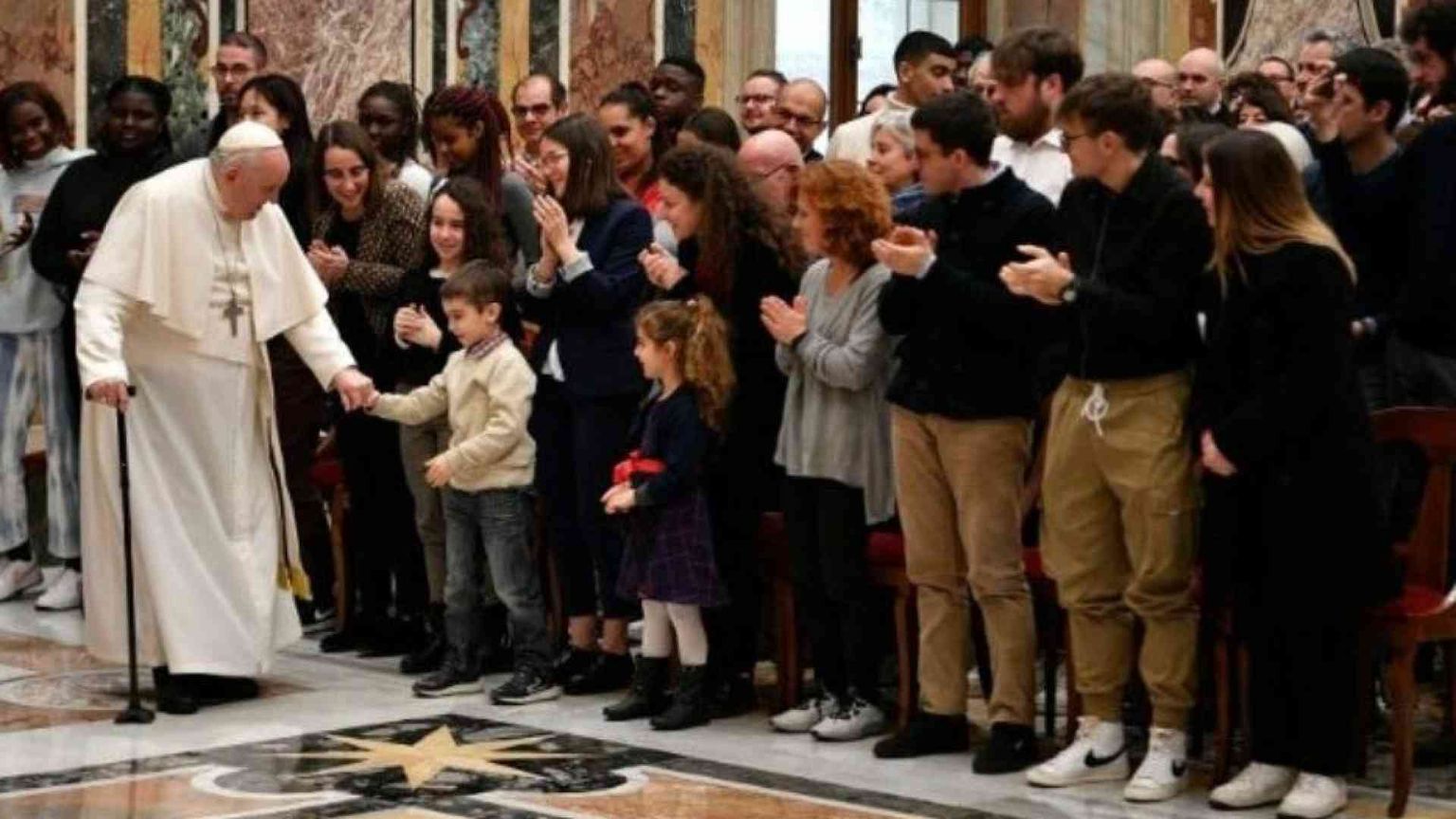 Il Papa al Sermig: «Dialogo, incontro, accoglienza le armi della pace»