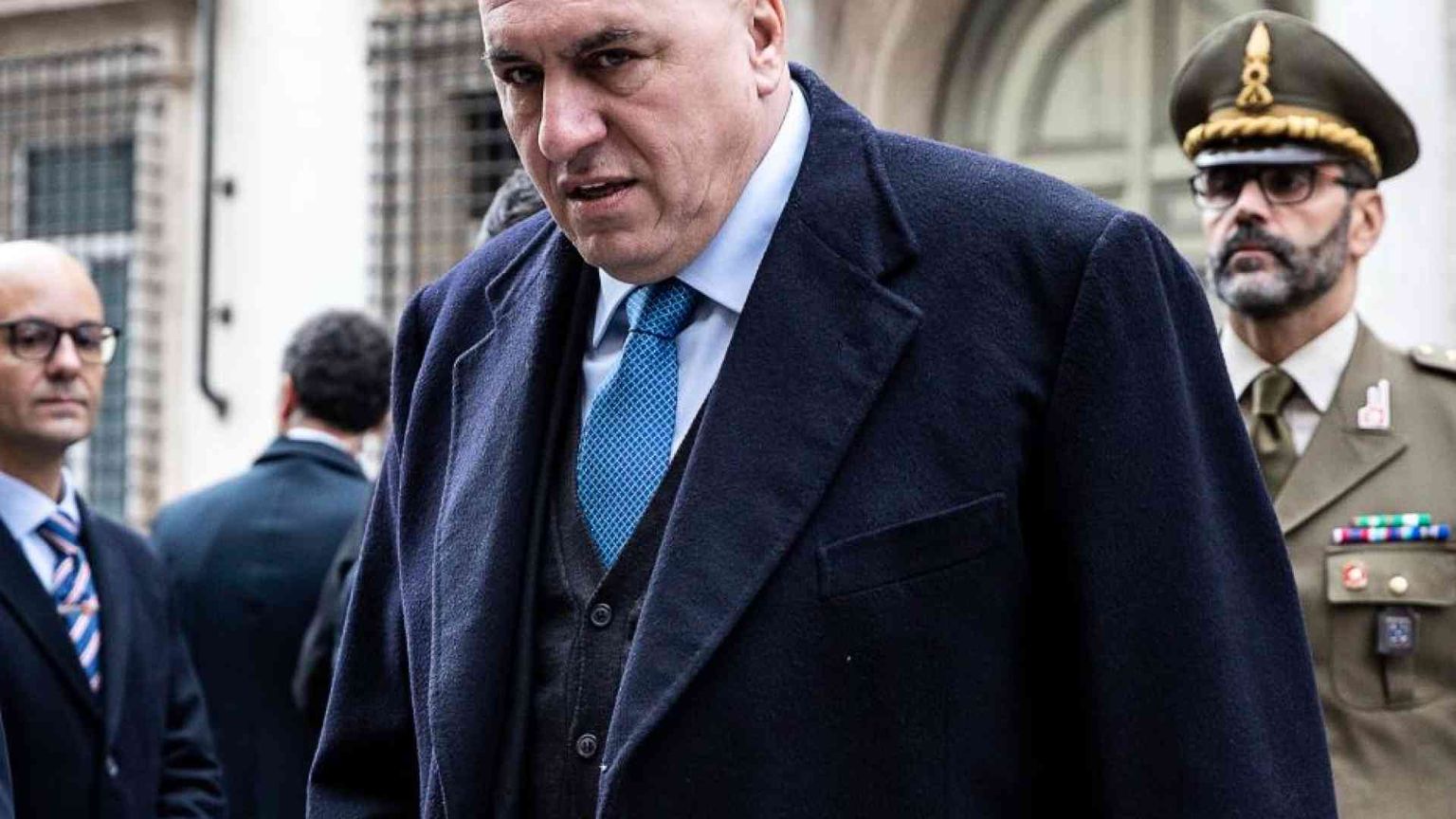 Crosetto: burocrazia sia non politica e anche più pagata