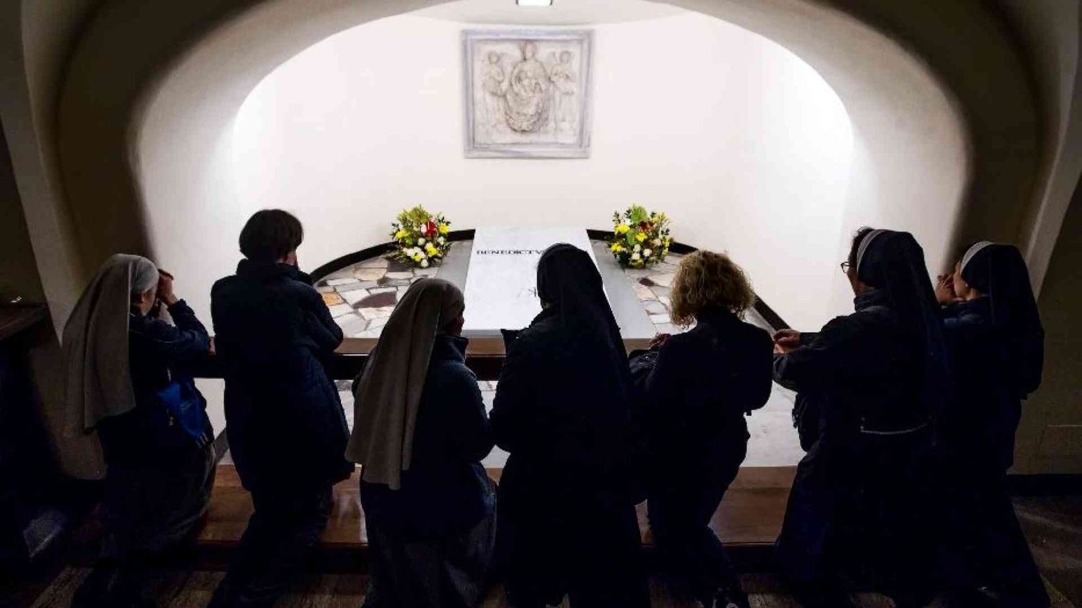 Aperte le Grotte vaticane per la visita alla tomba di Benedetto XVI