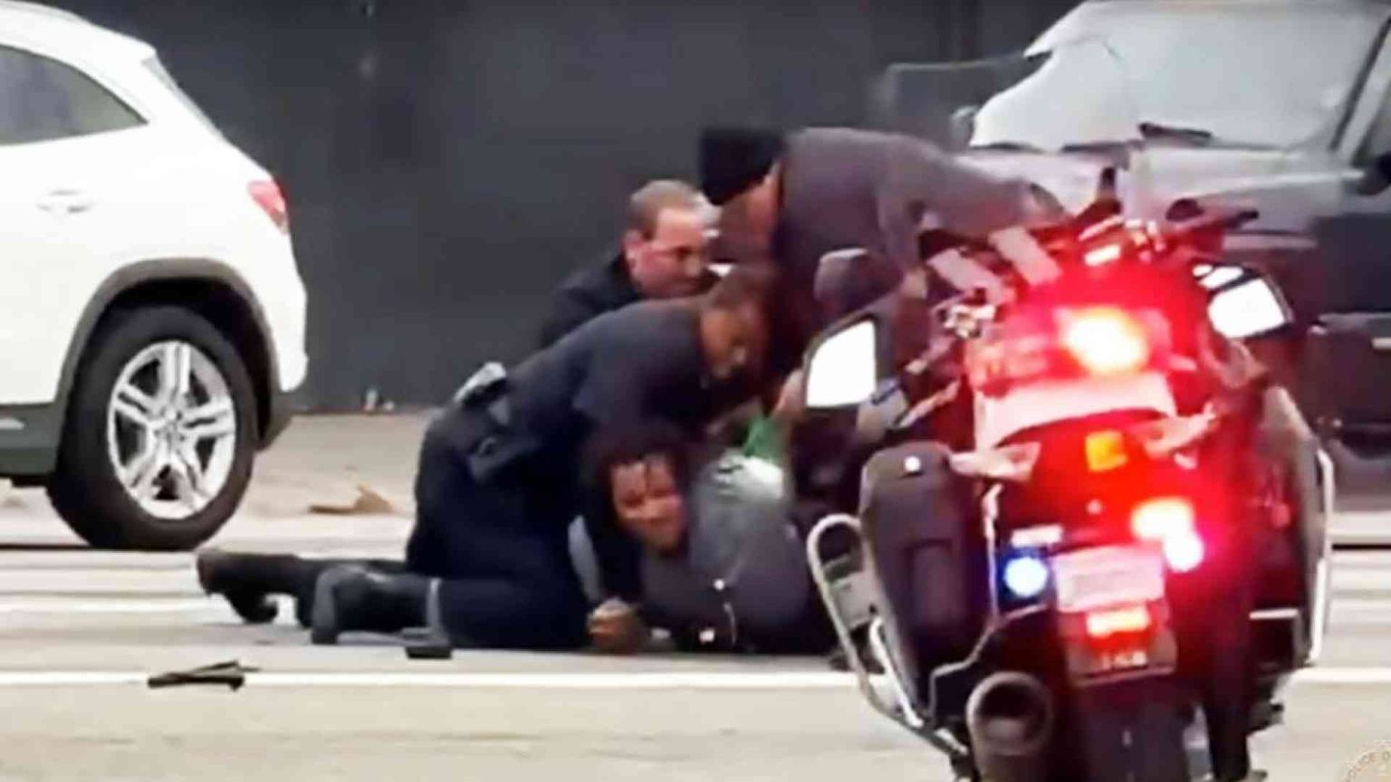 Afroamericano ucciso in strada dalla polizia