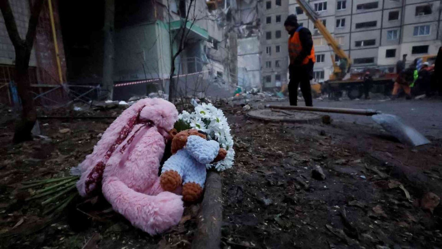 Un altro bimbo estratto dal condominio di Dnipro: i morti sono 44