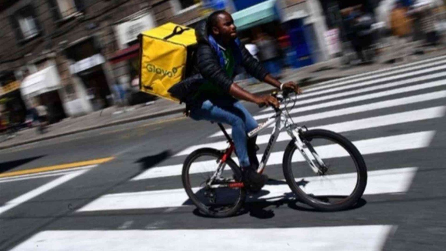 Il rider pedala 50 km per una consegna. È il momento di cambiare le regole