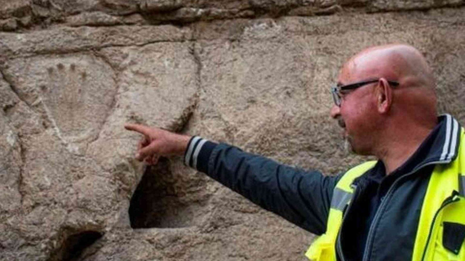 Gerusalemme, misteriosa mano scolpita sul Muro Occidentale