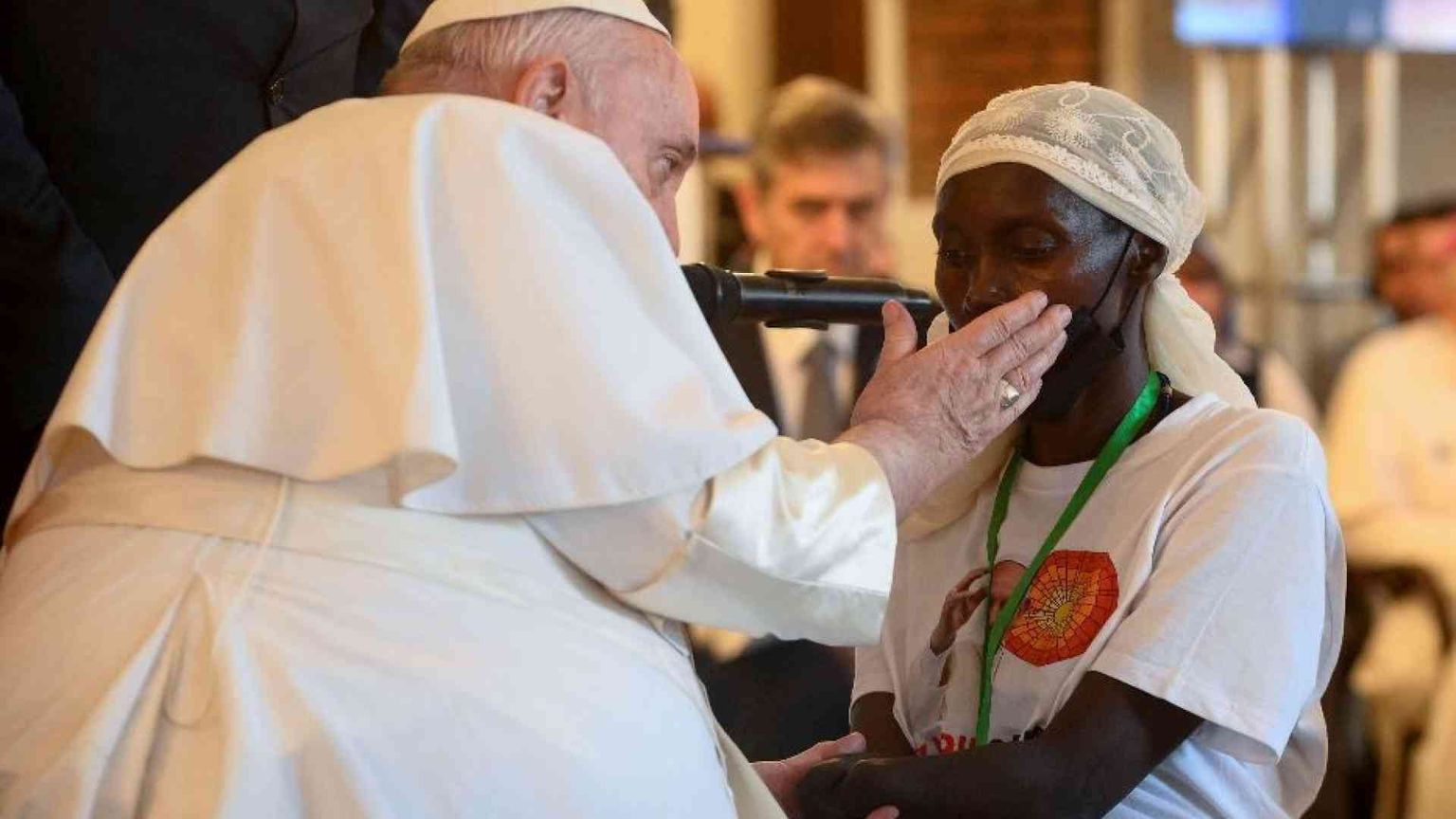 L'accusa del Papa: «Massacri, violenze e stupri per l'avidità di denaro»