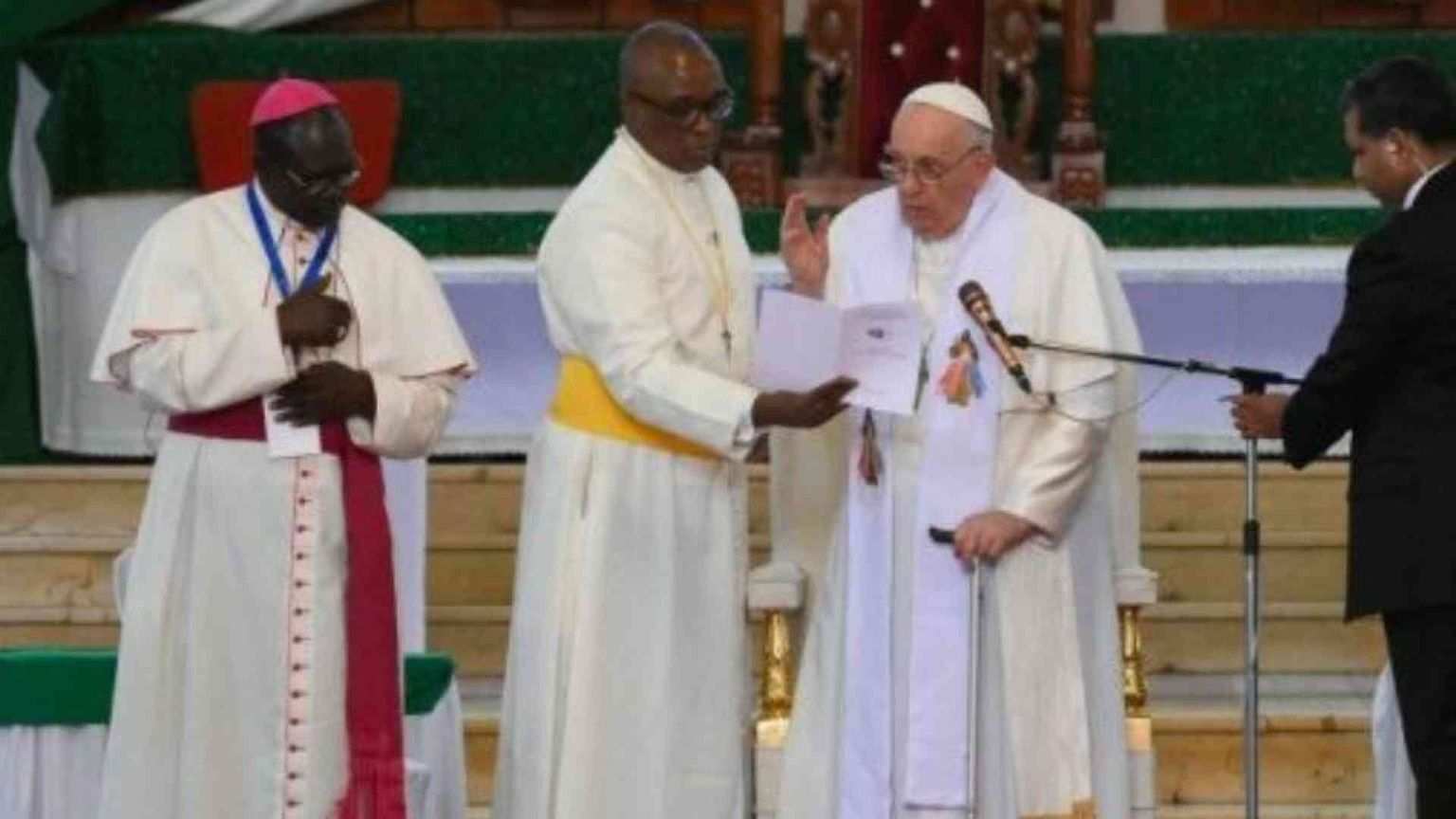 Il Papa ai vescovi: state in mezzo alla vostra gente