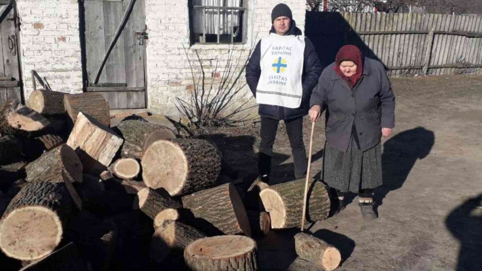Nadiya, l'ultima abitante di Svitlychne che vive grazie alla legna solidale