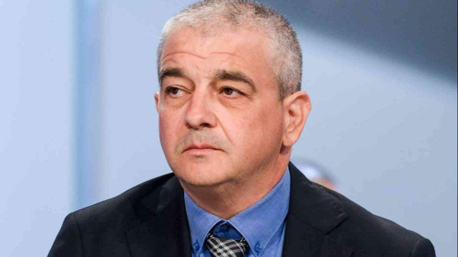 Insegnare a sparare nelle scuole: polemica sulle parole di Fazzolari