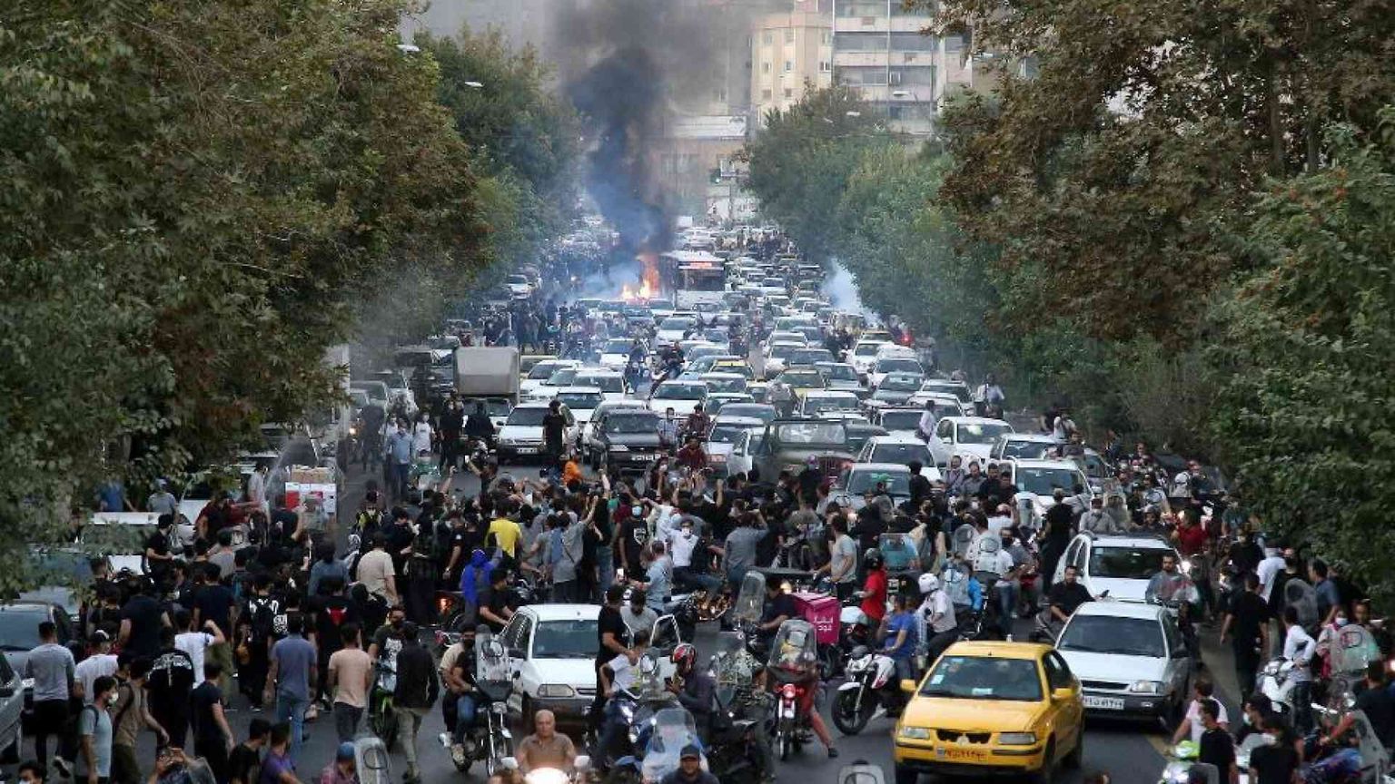 Svolta: l’Iran in crisi vende beni pubblici